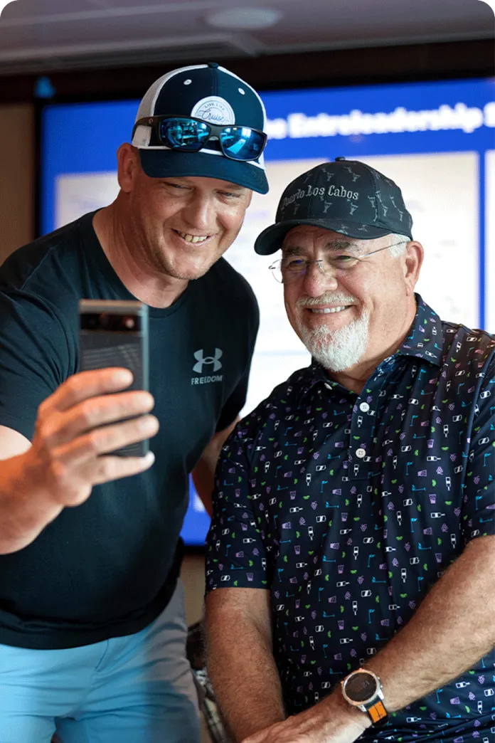 Dave Ramsey taking a selfie with a traveler