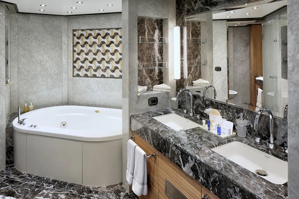 Holland America Line Oosterdam - Pinnacle Suite bathroom